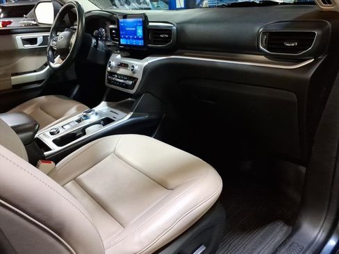 Certified 2022 Ford Explorer XLT w/ Equipment Group 202A image 7