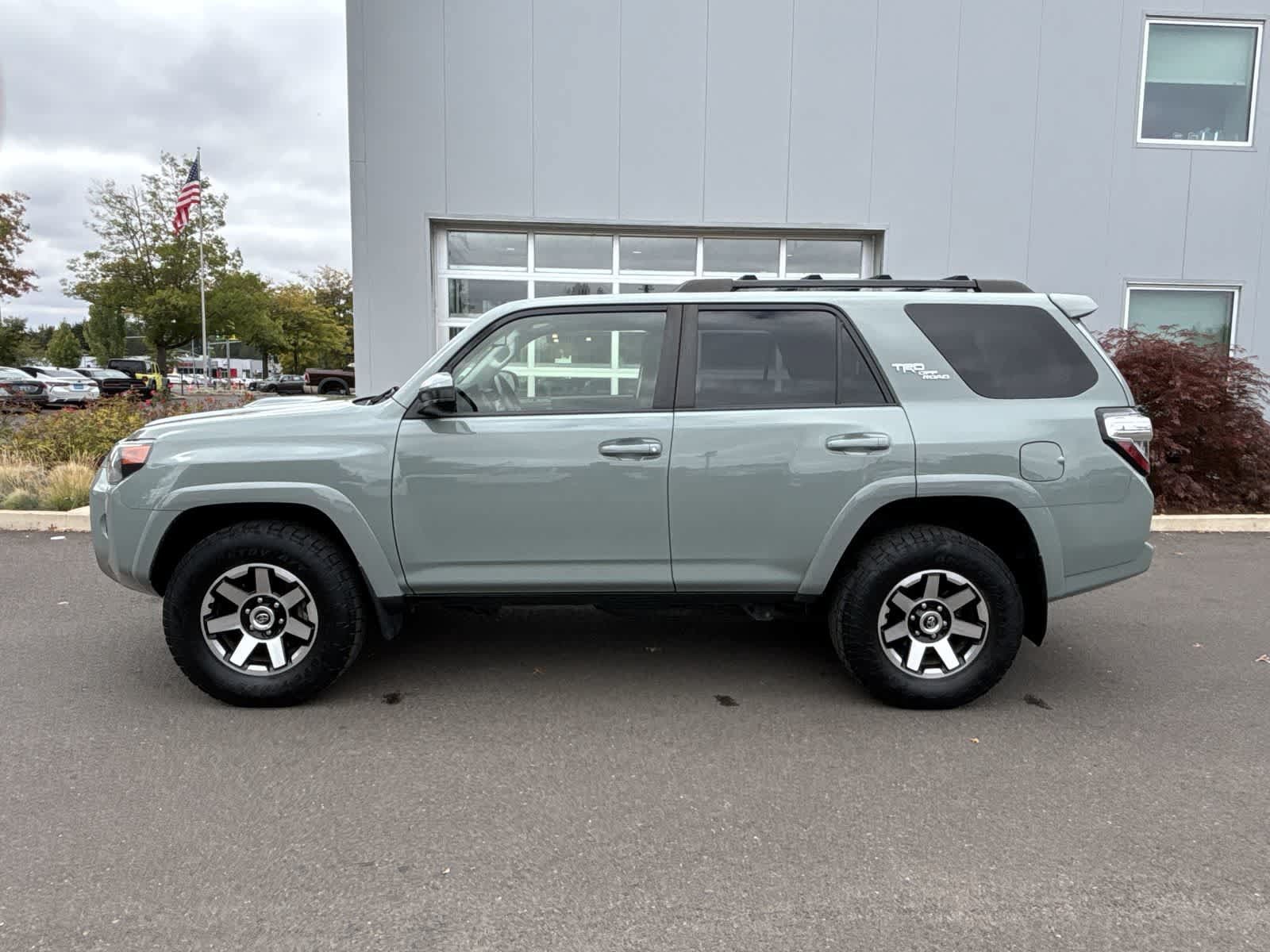 Used 2022 Toyota 4Runner TRD Off-Road AWD/4WD image 2