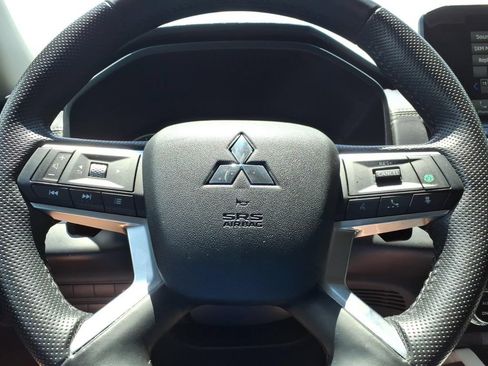Used 2024 Mitsubishi Outlander AWD image 18