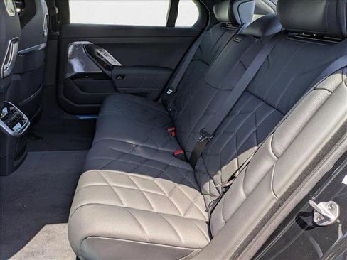 New 2025 BMW i7 xDrive60 image 16