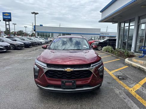 Used 2025 Chevrolet Trax LT FWD image 2