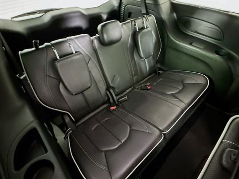 Used 2025 Chrysler Pacifica Limited image 38