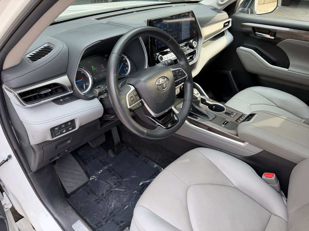 Used 2022 Toyota Highlander Limited AWD/4WD image 8