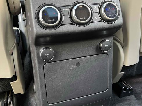 Used 2020 Land Rover Discovery Landmark image 36