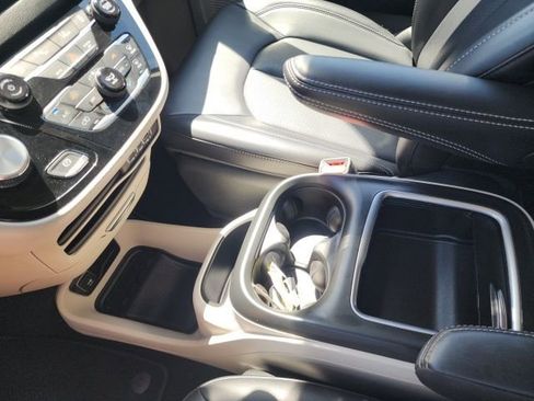 Used 2023 Chrysler Pacifica Touring-L image 27