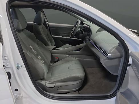 Certified 2025 Hyundai Elantra SEL image 32