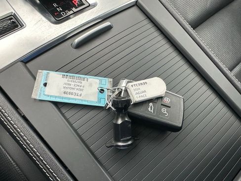 Used 2024 Jaguar F-PACE R-Dynamic S image 33