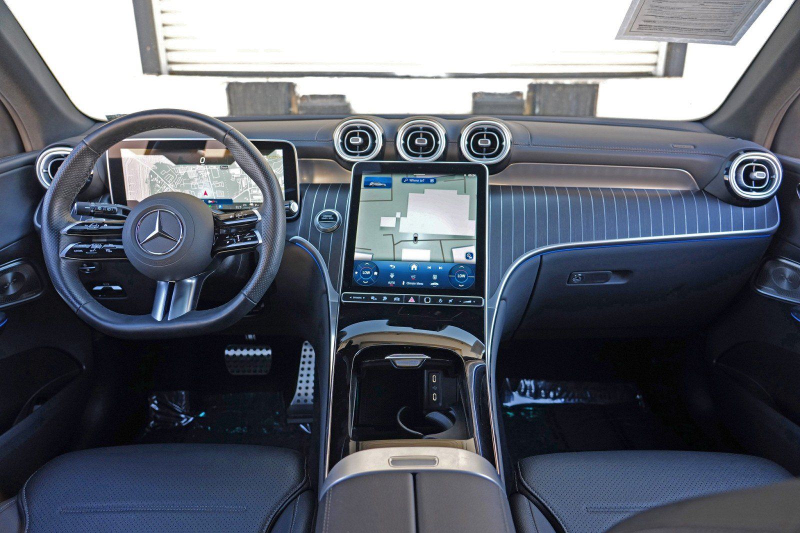 Used 2025 Mercedes-Benz GLC 350e 4MATIC w/ AMG Line image 13