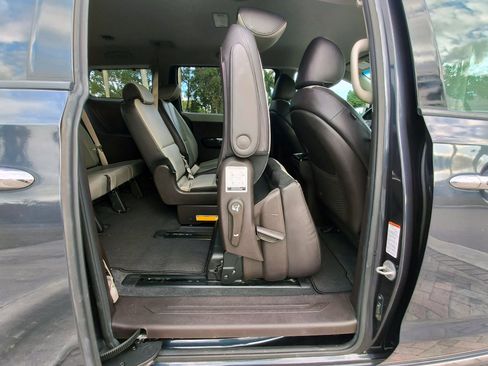 Used 2016 Kia Sedona SX Limited image 32