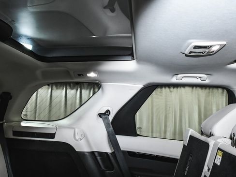 Used 2025 Land Rover Discovery S image 65