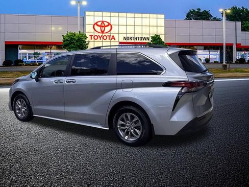 Used 2022 Toyota Sienna XLE FWD image 3
