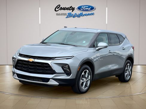 Used 2025 Chevrolet Blazer LT AWD/4WD image 2
