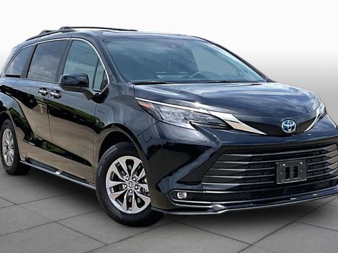 Used 2025 Toyota Sienna XLE w/ XLE Plus Package FWD image 3