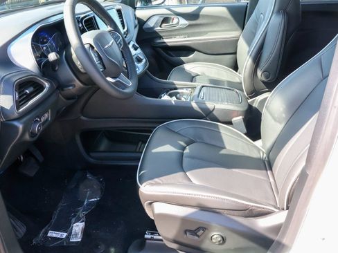 New 2026 Chrysler Pacifica Limited AWD/4WD image 5