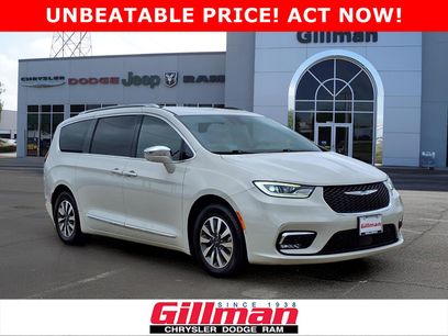 Used 2021 Chrysler Pacifica Limited w/ Uconnect Theater Family Group