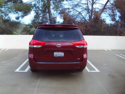 Used 2012 Toyota Sienna XLE image 8