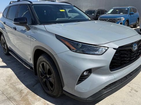 Used 2024 Toyota Highlander XLE FWD image 2