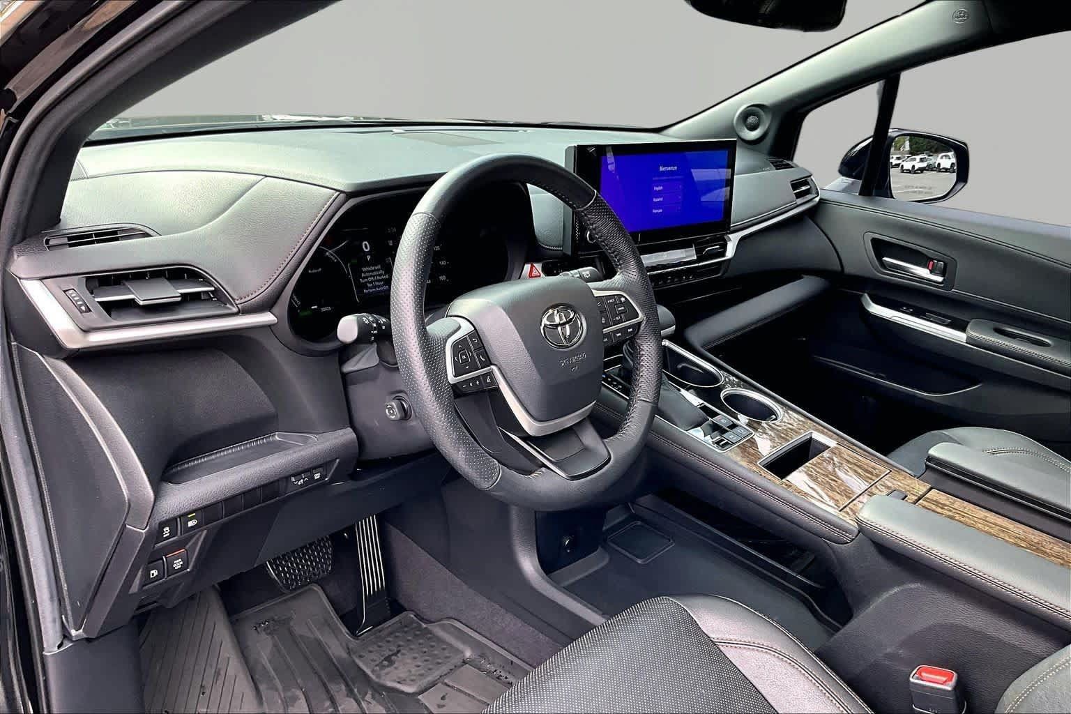 Used 2025 Toyota Sienna Limited FWD image 18