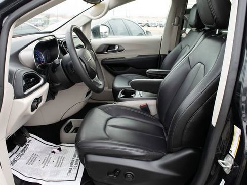 Used 2023 Chrysler Pacifica Touring-L image 13