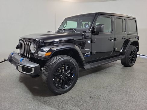Used 2023 Jeep Wrangler Unlimited Sahara AWD/4WD image 3