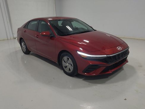 Used 2025 Hyundai Elantra SE FWD image 13