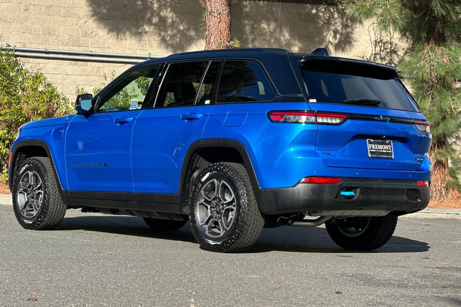 New 2023 Jeep Grand Cherokee Trailhawk w/ Advanced Protech Group II AWD/4WD image 5