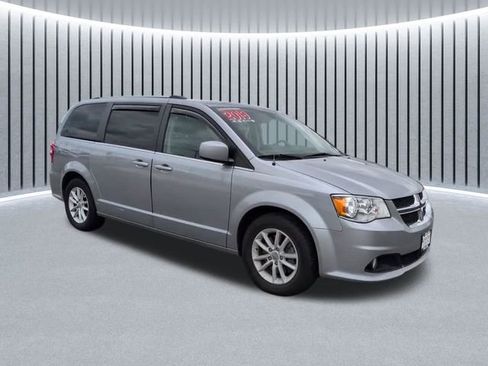 Used 2019 Dodge Grand Caravan SXT w/ Driver Convenience Group FWD image 3