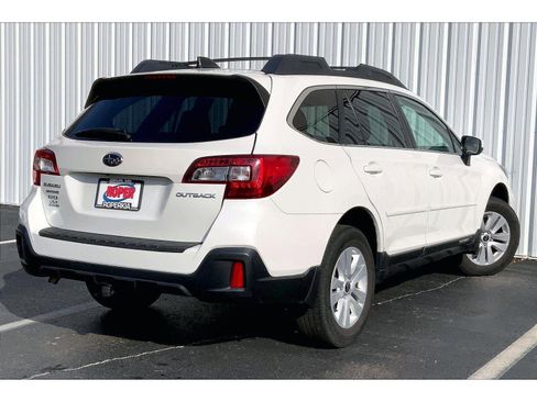 Used 2018 Subaru Outback 2.5i Premium image 11