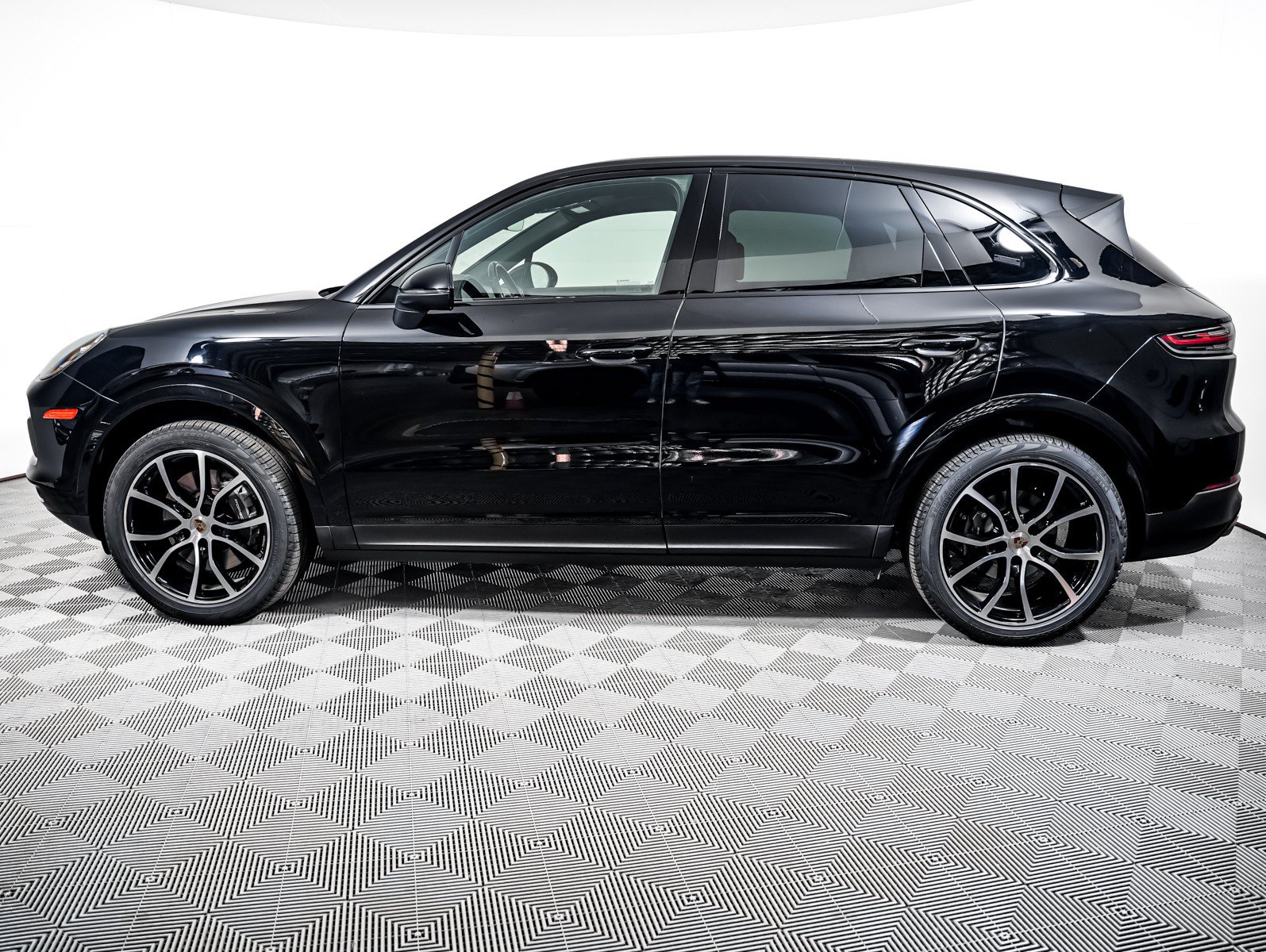Certified 2023 Porsche Cayenne AWD/4WD image 2