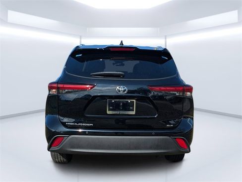 Used 2021 Toyota Highlander XLE image 4