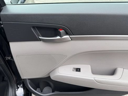 Used 2019 Hyundai Elantra SE FWD image 27