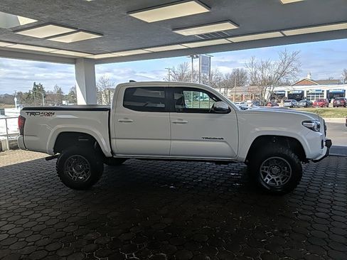 Used 2019 Toyota Tacoma TRD Sport image 6