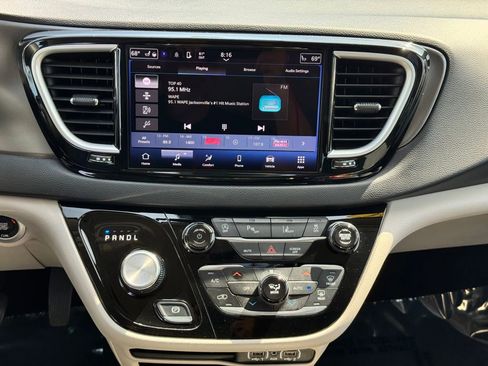 Used 2024 Chrysler Pacifica Touring-L FWD image 21