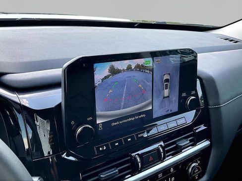 Used 2025 Nissan Pathfinder SL FWD image 13
