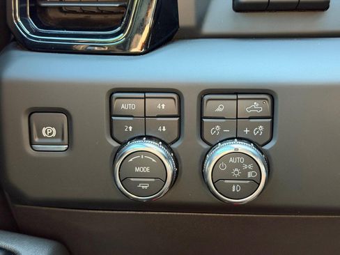 Used 2024 GMC Sierra 1500 AT4 w/ Technology Package AWD/4WD image 16
