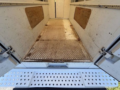 Used 2011 Chevrolet Express 3500 RWD image 50