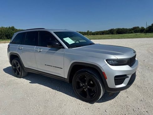 Used 2023 Jeep Grand Cherokee Altitude AWD/4WD image 5