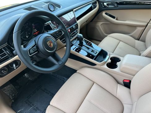 Certified 2025 Porsche Macan AWD/4WD image 4