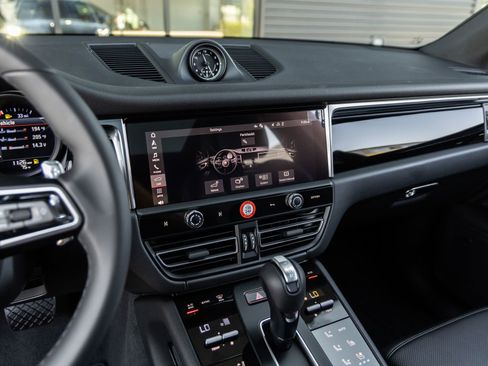 Certified 2026 Porsche Macan AWD/4WD image 31