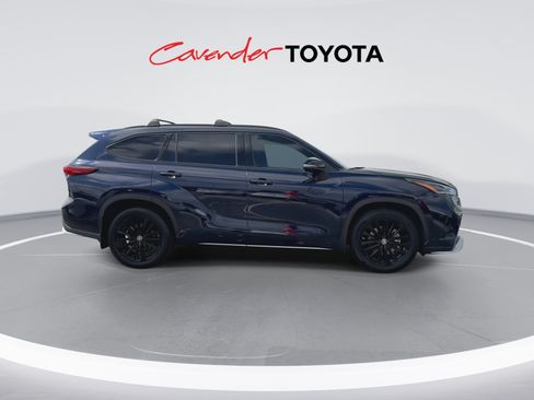 Used 2023 Toyota Highlander XSE FWD image 9