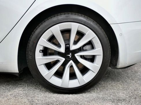 Used 2022 Tesla Model 3 Standard Range Plus image 12