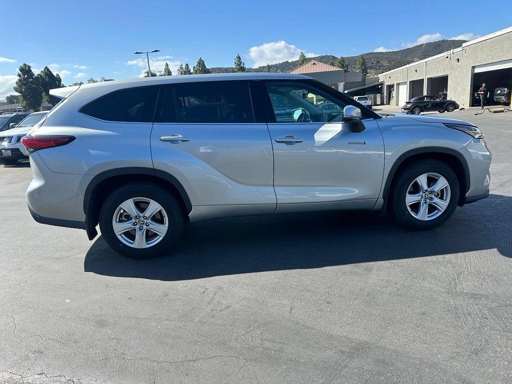 Used 2021 Toyota Highlander LE AWD/4WD image 4