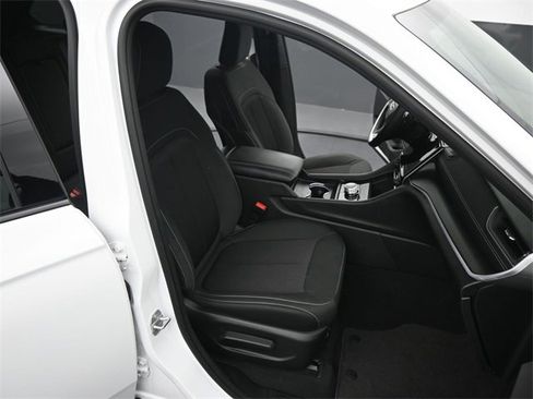 Used 2024 Jeep Grand Cherokee Laredo image 19