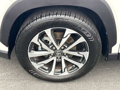 Certified 2022 Toyota Corolla Cross XLE AWD/4WD image 5