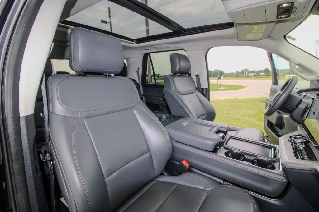 Used 2025 Ford Expedition Active AWD/4WD image 19