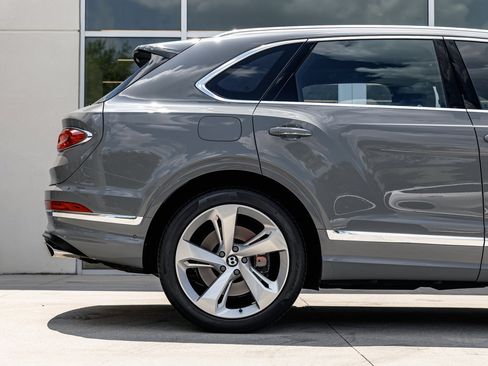 Used 2024 Bentley Bentayga image 5