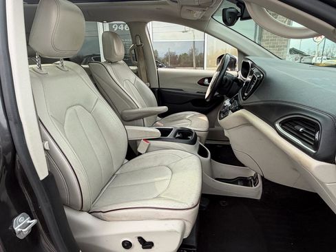 Used 2017 Chrysler Pacifica Limited w/ UConnect Theater Package image 12