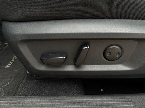 Used 2025 Nissan Rogue SV FWD image 11