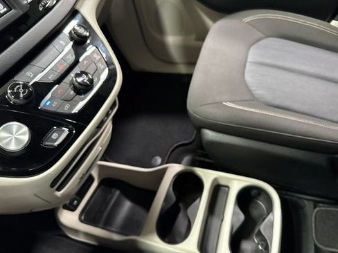 Used 2020 Chrysler Voyager LX FWD image 23
