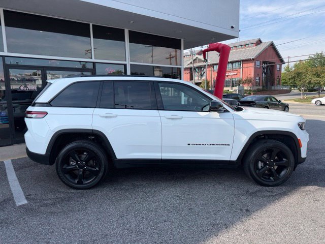 Used 2023 Jeep Grand Cherokee Altitude AWD/4WD image 19